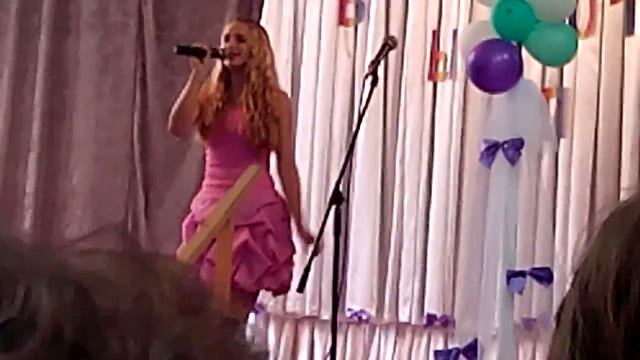 На сцене певица и по совместительству актриса смотреть онлайн