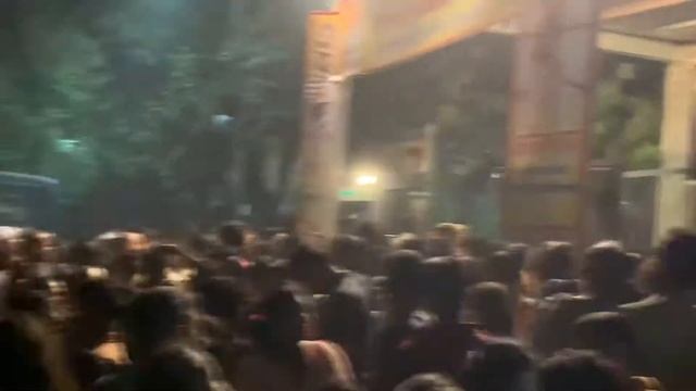 Ram Leela mein log chad gye ek ke oper ek bheed mein dab gye bache😱 #ramleela #dashera #delhi смотреть онлайн