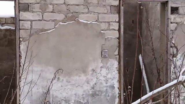 Увидел в поле заброшенное здание которое еле виднелась, иду смотреть. смотреть онлайн