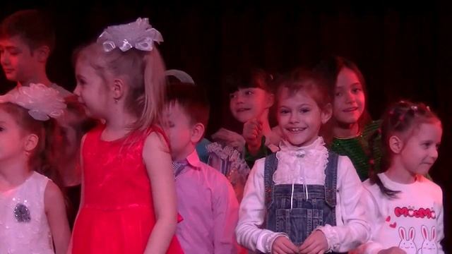 Новый год в театральном коллективе 2 смотреть онлайн