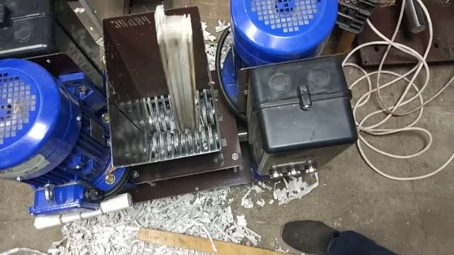 Шредер РАДИС 2В-4кВтх2-200 (Измельчение ПВХ оконных рам) смотреть онлайн