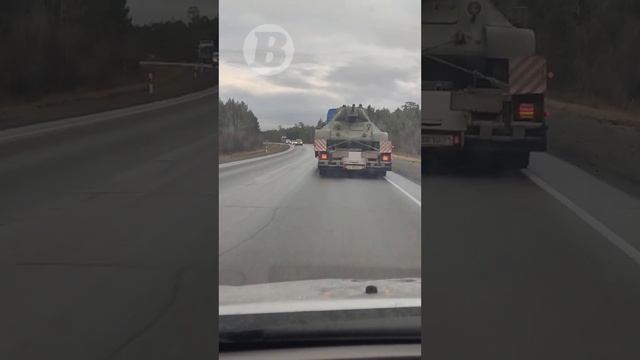 Танк везут в стороне Сургута смотреть онлайн
