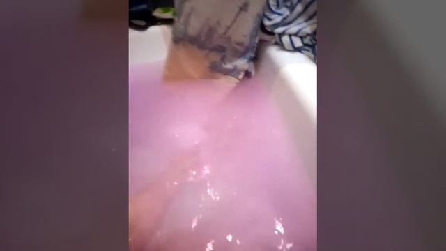 распаковка и запускание бомбочки для ванной смотреть онлайн