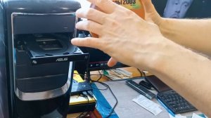 CD-Rom CD-диск Компакт-Диск вставляется в компьютерный DVD-привод ASUS