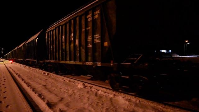 Тепловоз 1522 серии C36-7i с грузовым поездом следует по станции Нарва смотреть онлайн