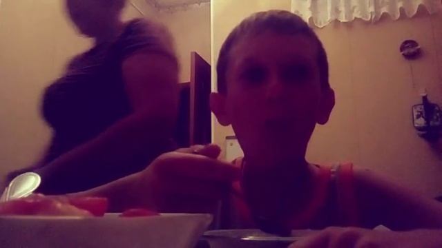 Этому человеку не нужно есть!!! Он сам производит еду))) смотреть онлайн