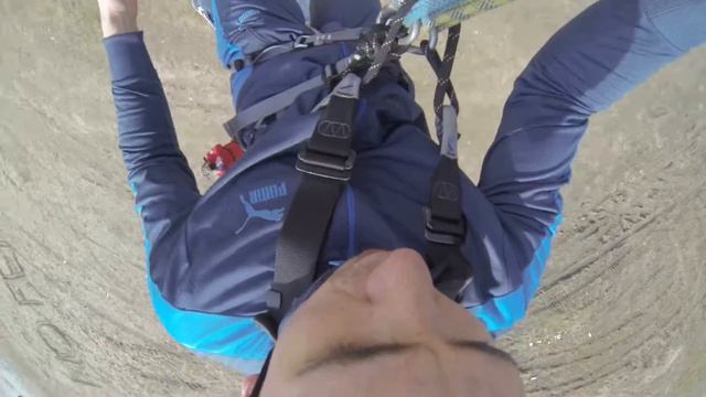 Скайдайвер прыгает с моста с веревкой