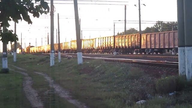 ВЛ80Т-1873 с грузовым поездом смотреть онлайн