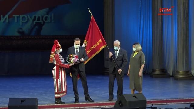 Лучшие трудовые коллективы чествовали накануне первомая смотреть онлайн