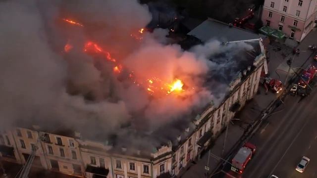 Пожар в центре Иркутска выглядит с высоты птичьего полета. Горит здание во дворе ТЮЗа. #новости смотреть онлайн