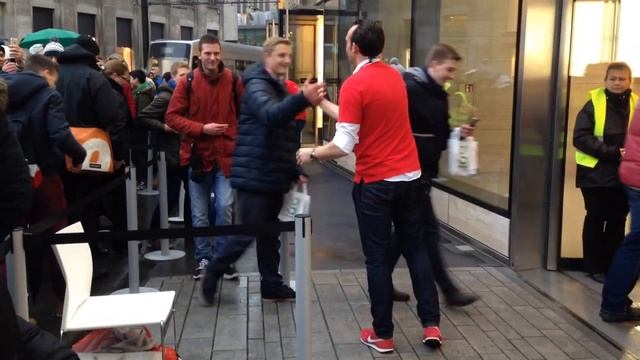 Apple Store Eröffnung in Düsseldorf (14.12.2013) смотреть онлайн
