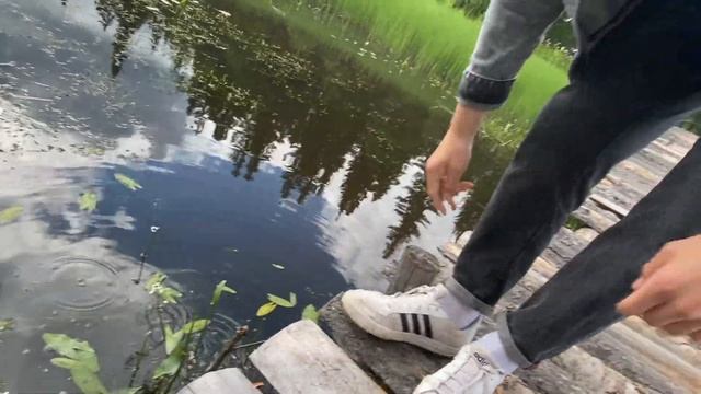 Проверяем глубину пруда с помощью палки