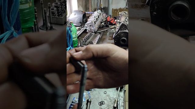 самодельное приспособление для установки стопорных колец на направляющих клапанов головок ваз. смотреть онлайн