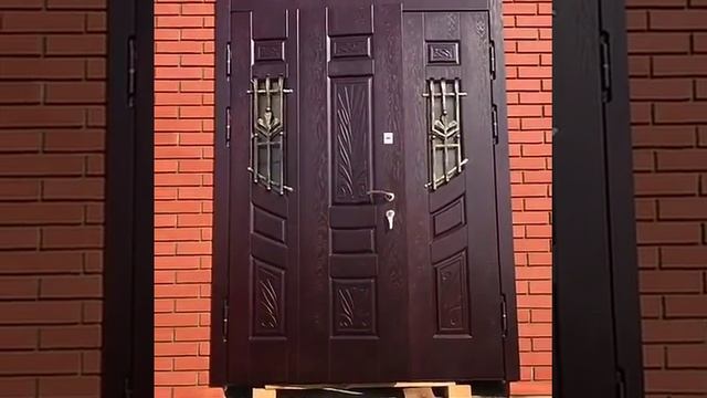 Парадные металлические двери.