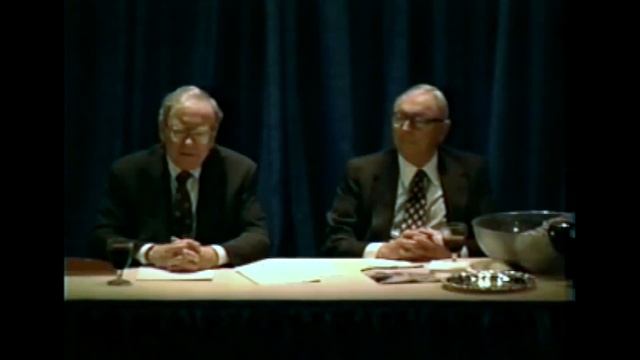 Warren Buffett & Charlie Munger explain how to keep hold of great managers смотреть онлайн