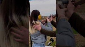 Когда вы видели, чтобы девочка так стреляла? Стрельба из ружья.