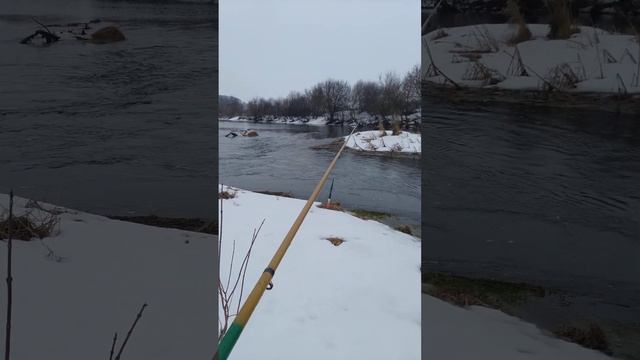 Рыбалка на ПОПЛАВОЧНУЮ удочку 🐟 ВЕСНОЙ 🎣 малые реки 🌊🎣📽️🏞️🌲🌲🌲☃️🌀📽️ смотреть онлайн