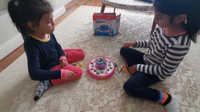 Сетрички рыбачат в игре