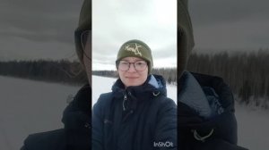 Зимняя рыбалка на хариуса в Республике Коми. Девушка