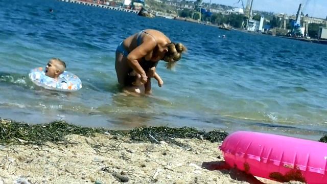 Дети чудят на пляже)))  (Севастополь, 15.07.2018).