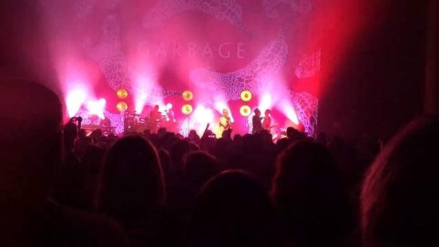 Garbage "Why Do You Love Me" смотреть онлайн