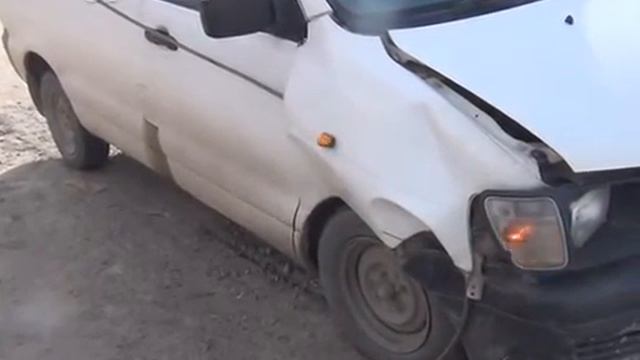 На свежеотремонтированном участке дороги кусок арматуры повредил ...