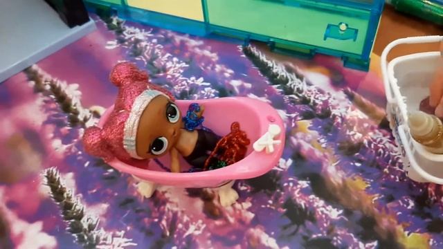 Лиза купает куклу ЛОЛ в ванной с блестками смотреть онлайн