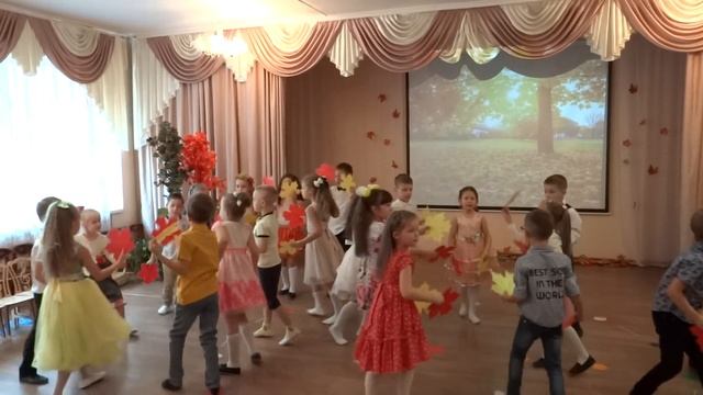 Золотая осень (танец с листьями или вход на праздник) смотреть онлайн