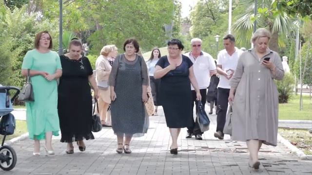 Родные добровольцев Геннадия Карданова и Валерия Берхамова посетили Сухум смотреть онлайн