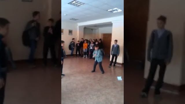 Парниша в школе зарабатывает на завтрак)))