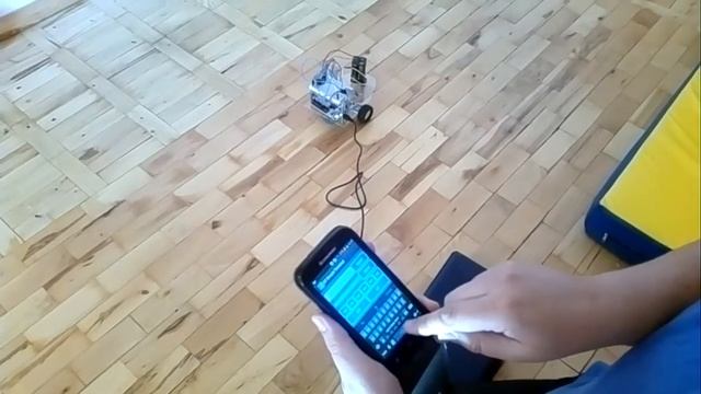 Robot controlled via bluetooth and STM32 смотреть онлайн