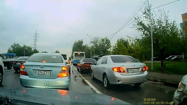 По пр Раимбека в восточном направлении в районе ТРЦ Maxima