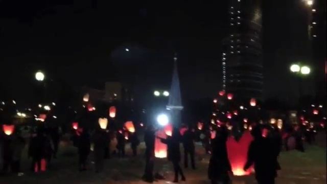 Массовый запуск небесных фонариков смотреть онлайн