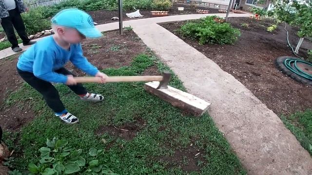 КАК ДЕТИ ИГРАЮТ В ДЕРЕВНЕ? ДЕТСКИЙ БЕСПРЕДЕЛ,ДЕЛАЮТ ЧТО ХОТЯТ смотреть онлайн