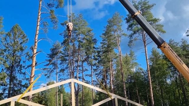 Установка ферм каркасного дома, изготовленных вручную на строительной площадке смотреть онлайн