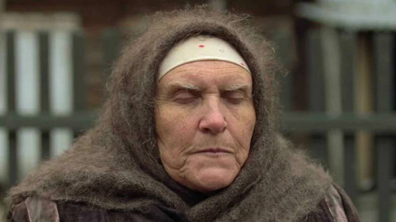 Слепая баба Нина: последняя надежда для страждущих, которые приезжают к ней за советом смотреть онлайн