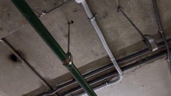 Обзор установки щита для зарядной станции автомобиля с прокладкой кабеля по потолку на парковке ЖК