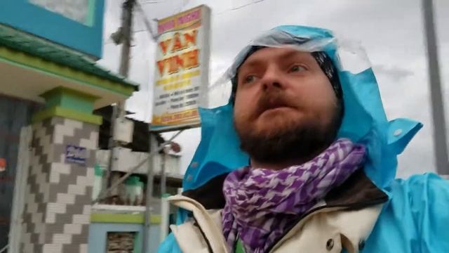 Мотовьетнам 28.11.2017 Приехали в Фанранг, заселяемся в гест. Местные девчонки увидели иностранца! смотреть онлайн