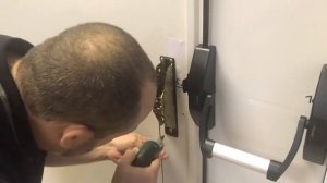 Монтаж врезного механизма системы _антипаника_ Doorlock V PD700MA_FR