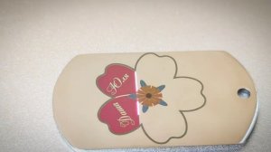 Цветная лазерная гравировка на жетоне из нержавеющей стали.