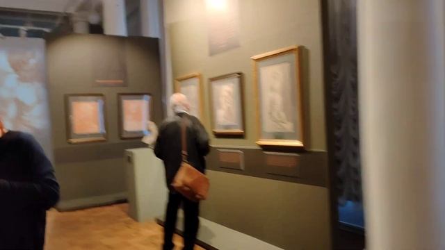 У входа в Голубой зал и выставка смотреть онлайн