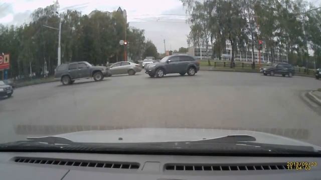 Дурак  на семерке проехал на красный