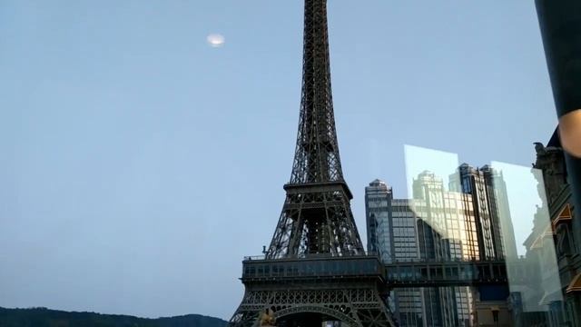 There is another one Eiffel’s Tower Ещё одна Эйфелева башня смотреть онлайн