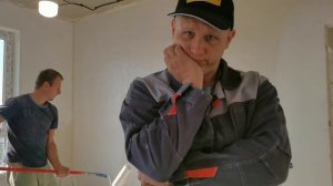 Шпатель 1 метр! Не успевал наносить шпаклёвку на стену!