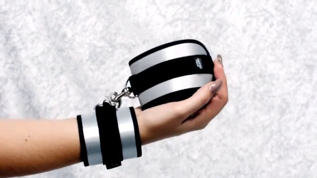 Серо-черные наручники Totally His смотреть онлайн