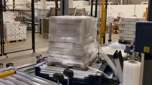Упаковка паллеты с укрыванием верха защитной плёнкой | Паллетообмотчик ROBOPAC TECHNOPLAT 3000 смотреть онлайн