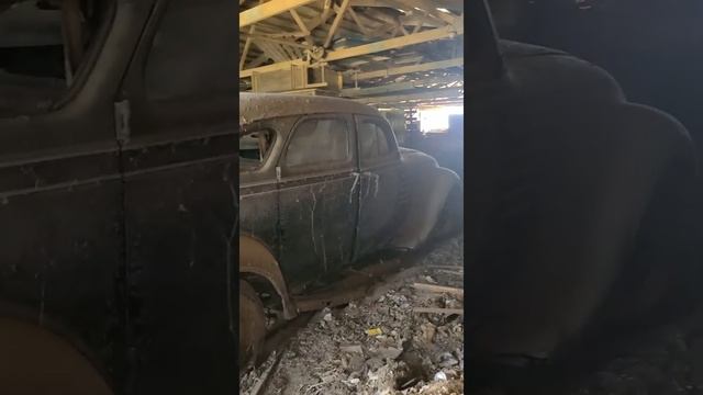 pulling a 34 Chrysler airflow out of a barn after 30 years sitting in there. смотреть онлайн