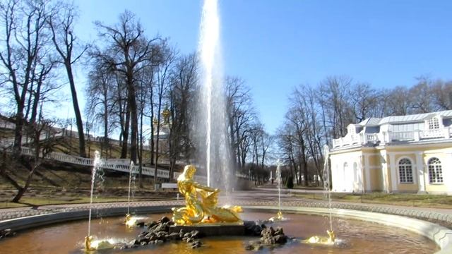 Апрельским днём в Нижнем парке Петергофа. 2023 год