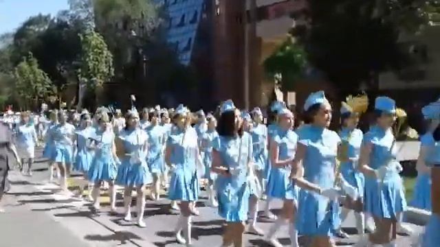 Самые красивые девчонки на параде в Алматы смотреть онлайн