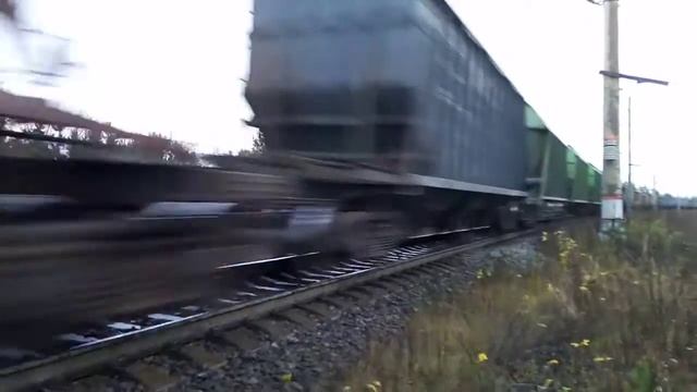 Электровоз 2ЭС5К 273 с грузовым поездом и много вагонов проследует ст Надвоицы. смотреть онлайн